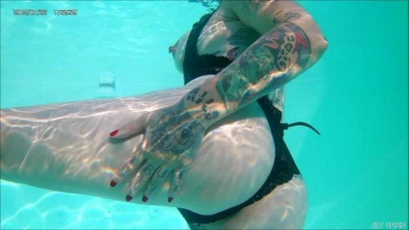 Lady Vampira - Underwater Goddess