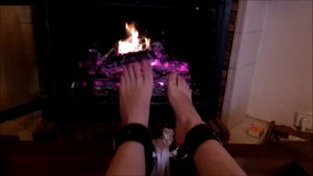 Roasted Feet - Chiara diletto is ****** to expose her feet to the fire of a wood burning fireplace. Little by little her feet suffer the strong heat and her soles burn of pain.  **************